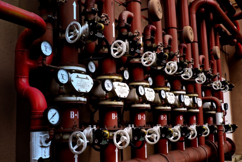 Dolar zůstává pod tlakem, přestože strach z obchodní války klesá