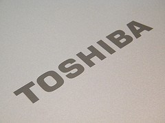 Toshiba se v prvním čtvrtletí propadla do provozní ztráty