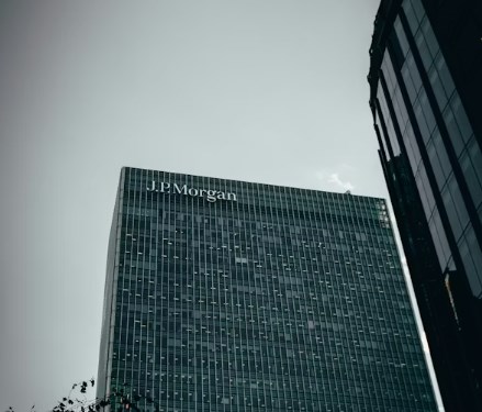 JPMorgan překonala rekordy v tradingu, přesto snížila výhled