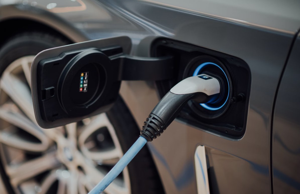 Rozbřesk: FT varují, Německo má problém s přechodem na elektromobilitu. Co to znamená pro ČR?