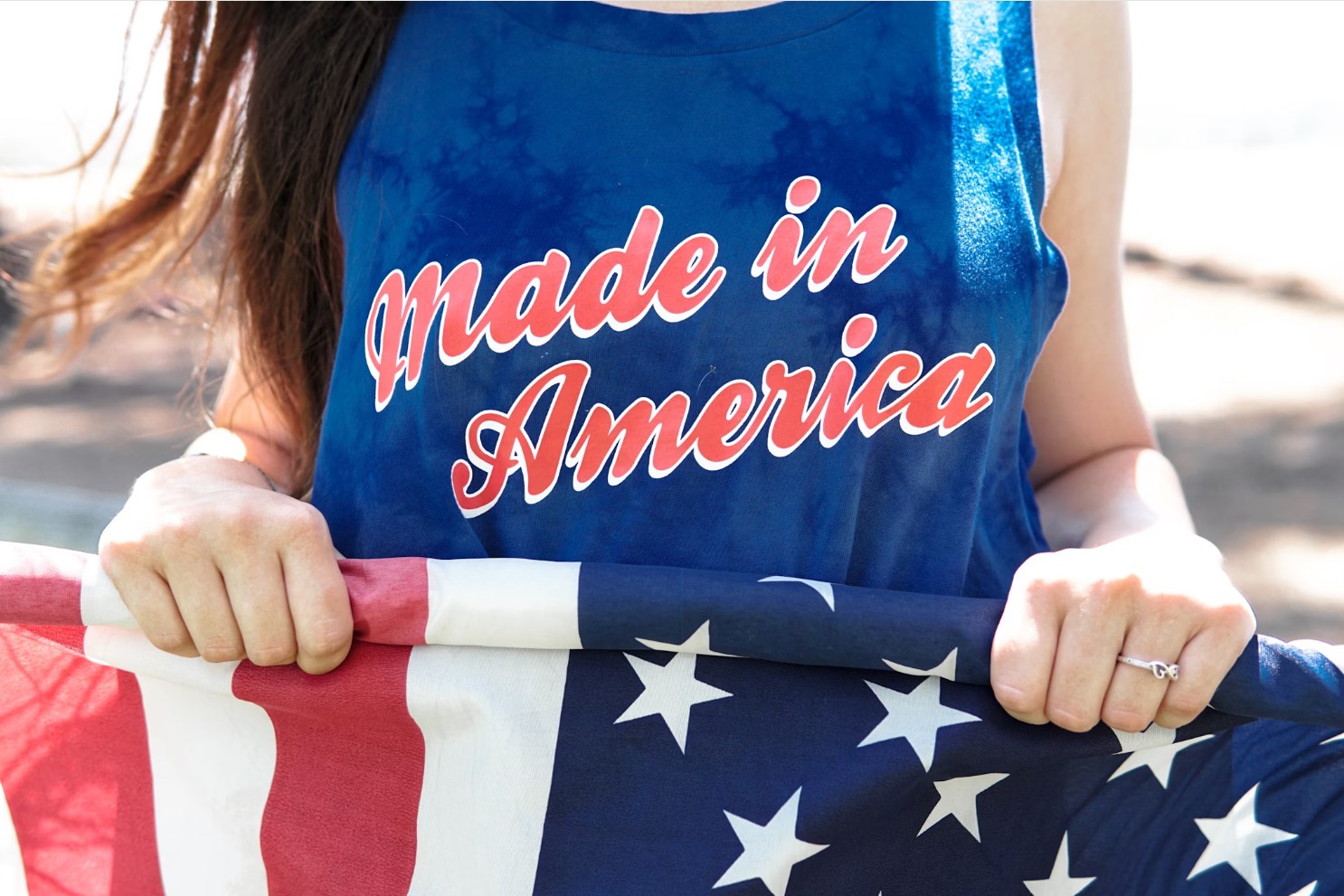 V USA se dnes slaví Den nezávislosti, ve Velké Británii se konají volby a evropské futures jsou zelené