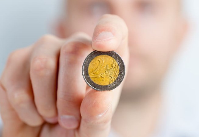 Inflace v EU i v eurozóně v srpnu výrazně vzrostla, je nejvýše za deset let