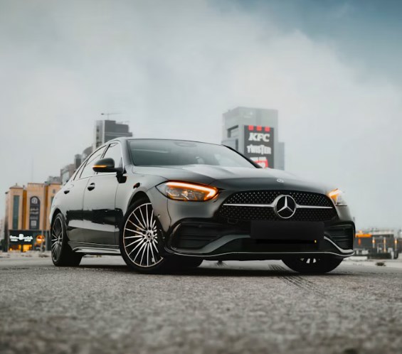 Mercedes přibrzdil optimismus. Slabší Čína a drahá výroba nutí firmu k opatrnosti