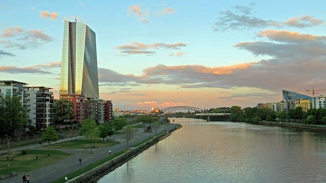 ECB mírně utlumí nouzové nákupy dluhopisů. Zotavování eurozóny postupuje