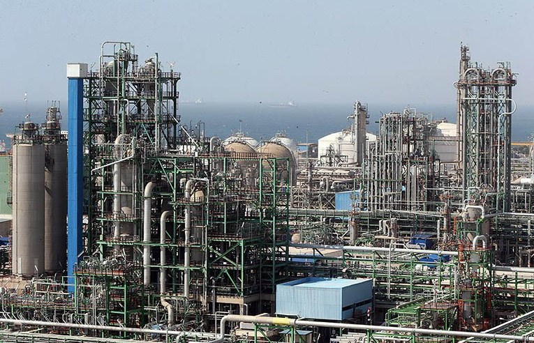 Kouzlo dolaru během dne vyprchává, ropa drží zisky