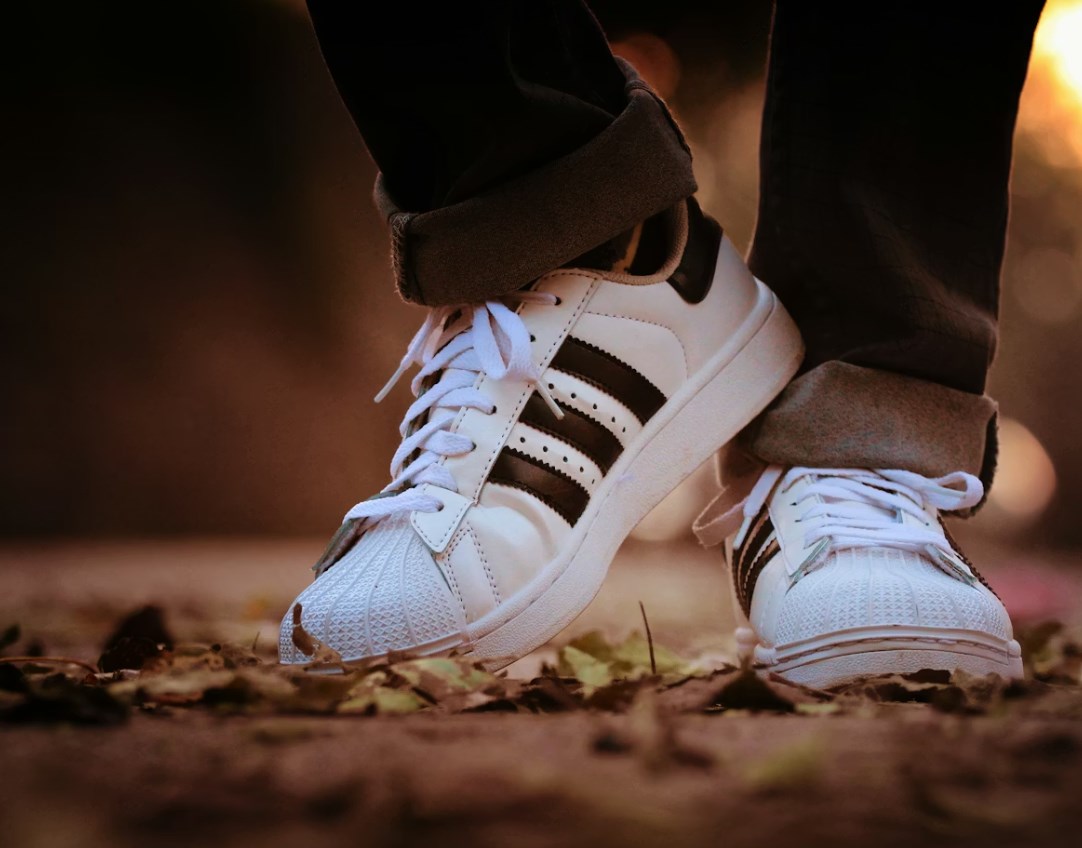 Adidas zklamal výhledem. Akcie padají, investoři zůstávají nervózní