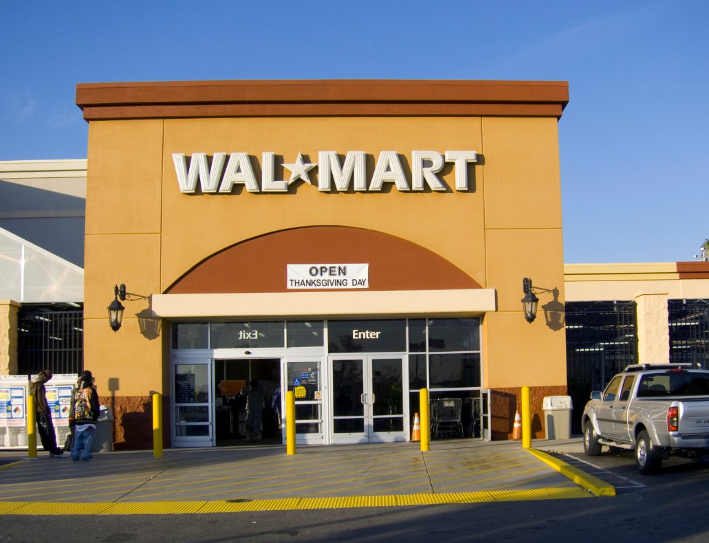 Silný dolar a inflace ukusují výhled zisku Walmartu