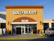 Silný dolar a inflace ukusují výhled zisku Walmartu