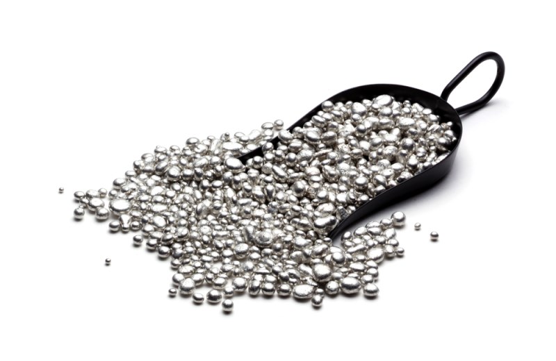 Cena stříbra pro okamžité dodání je na rekordu, přesáhla 61 dolarů za unci