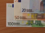 Euro svůj postup zastavilo a vrací zisky, koruna začíná týden bez pohybu
