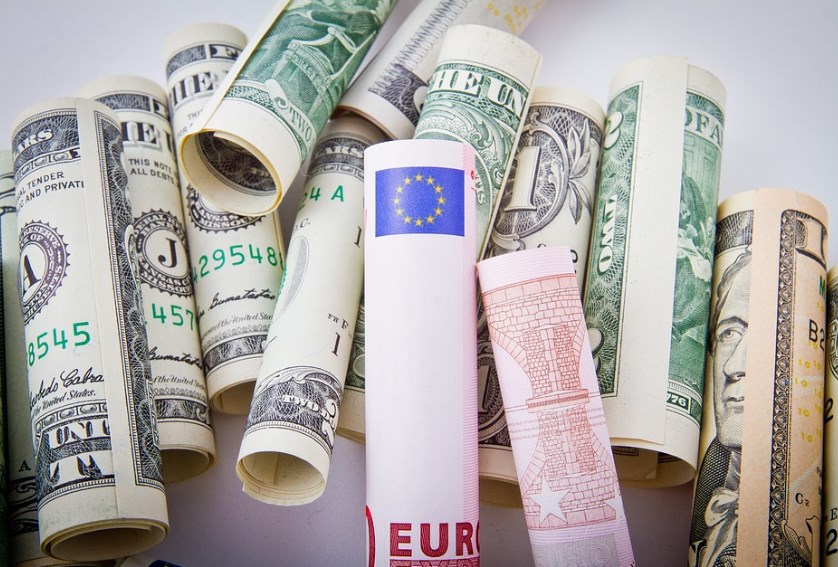 Eurodolar pod 1,22. Koruně nepomohl komentář z ČNB