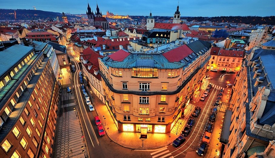 Praha by ráno mohla navázat na včerejší ztráty