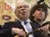 Perly týdne: Buffett zachránce, matoucí referenda a mzdový boom Perly týdne: Buffett zachránce, matoucí referenda a mzdový boom