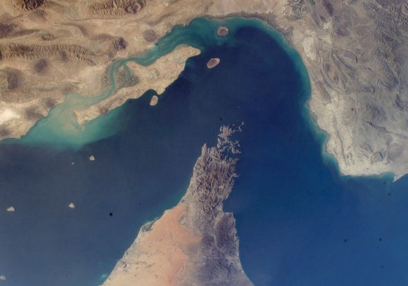 Co čekat v pondělí na trzích a jak může útok USA na Írán ovlivnit trh s ropou i světovou ekonomiku?