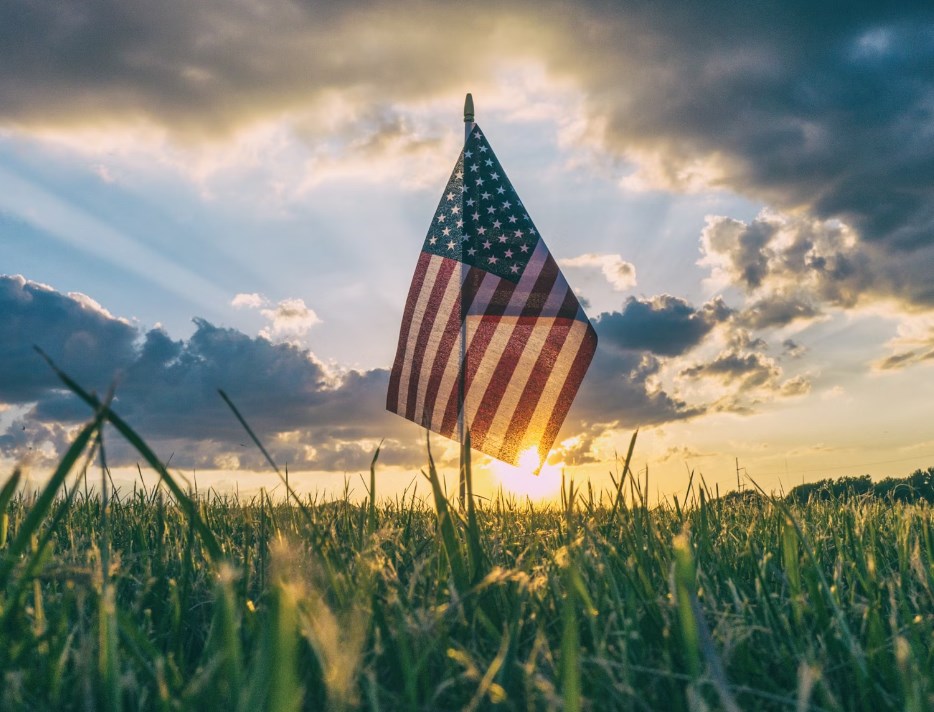 Víkendář: Altman o síle americké ekonomiky a snaze o obnovu výrobního sektoru