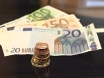 Česká koruna při pátečním obchodování ztrácela vůči oběma hlavním měnám