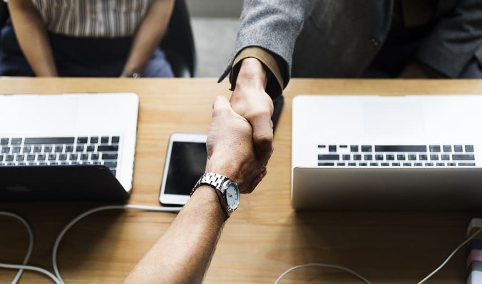 Moneta podpsala koupi Wüstenrot, v Británii vyhráli konzervativci a dohoda USA-Čína je naspadnutí