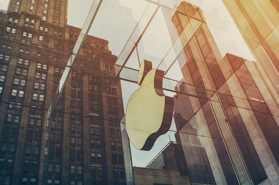 Apple a míra předraženosti největších akcií na trhu