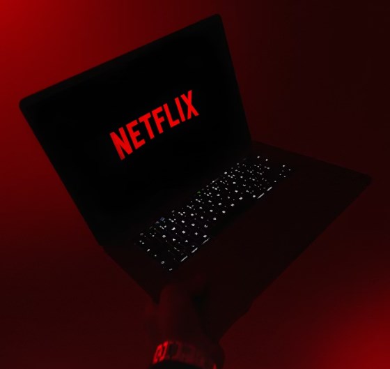 Netflix kupuje Warner Bros a HBO Max za 72 miliard USD. Jde o největší mediální dohodu dekády