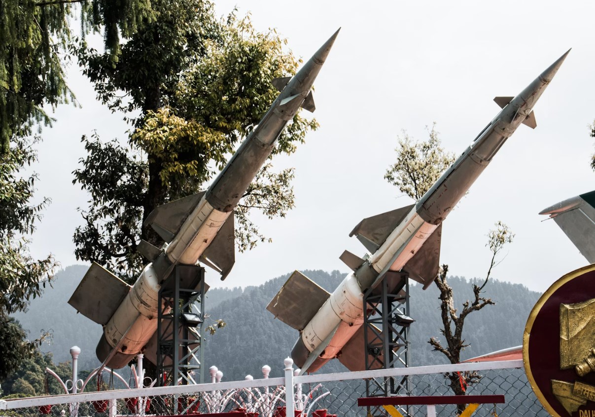 Balistické rakety mění podobu válek. Nové zbrojní závody otevírají příležitosti i pro obranný průmysl