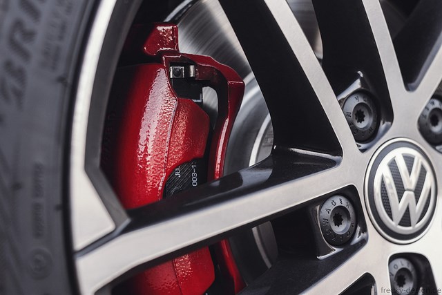 Sell first, think later; co se vlastně ve VW stalo? (+ komentář analytika)