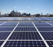 Solární Photon Energy měla loni rekordní tržby, rekord padl i ve čtvrtém čtvrtletí. Akcie míří nahoru