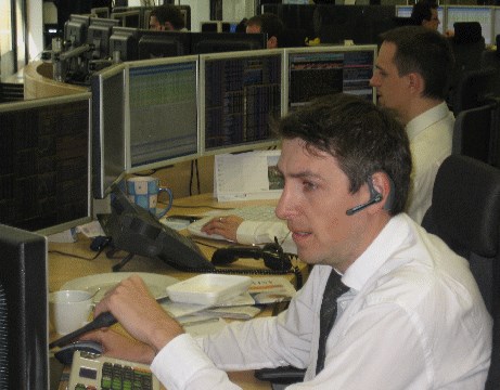 Investoři hledí k nebi, ale nečekají Supermana... čekají na Obamu, hrdina z Washingtonu je opět na scéně, Roubini z Davosu však varuje