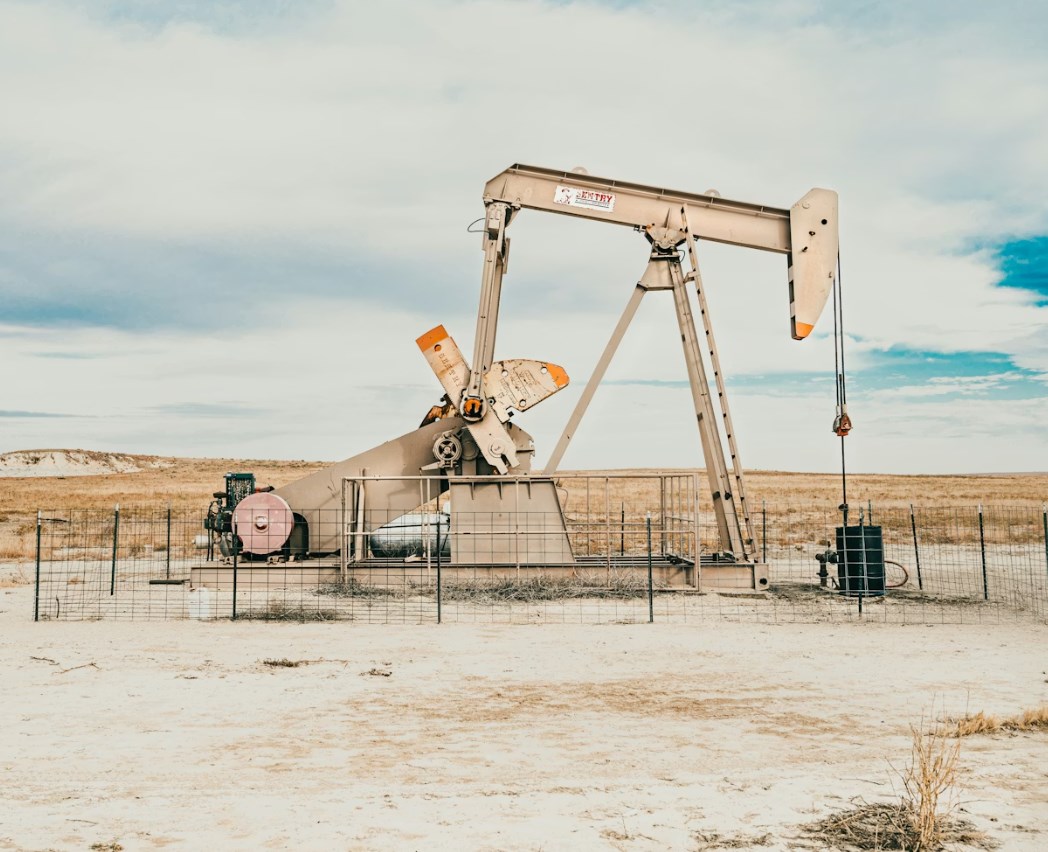 Trhy se smiřují s drahou ropou po delší dobu. Začátek týdne je výrazně červený