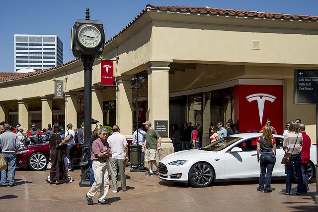 Elon Musk: Cena akcií Tesla je „tak nějak příliš vysoko“