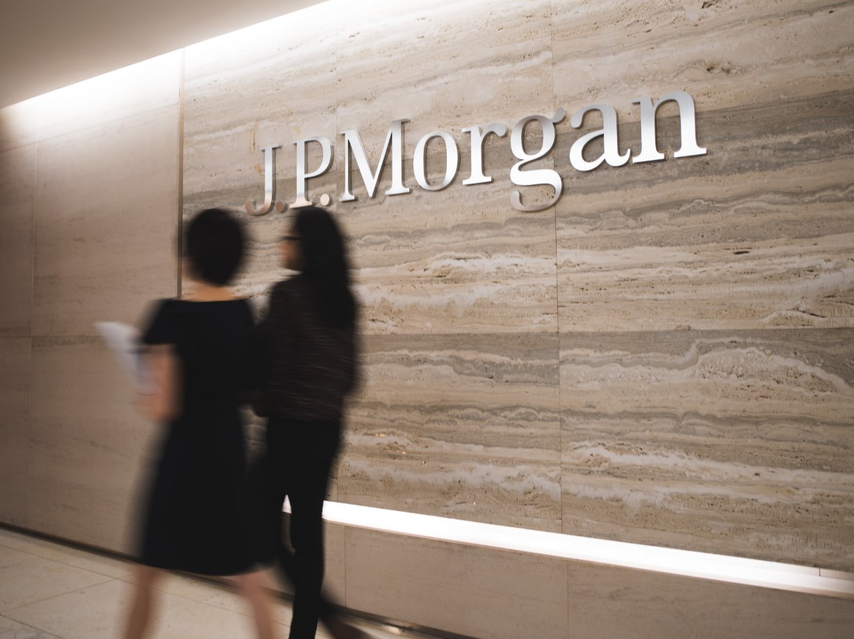 JPMorgan překvapil poklesem investičního bankovnictví. Obchodování a čistý úrokový výnos ale drží výsledky nad očekáváním