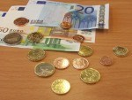 Koruna se po výletu na 1,5týdenní minimum vrátila na 32,00 Kč/EUR, k dolaru Kč celý den jen posilovala