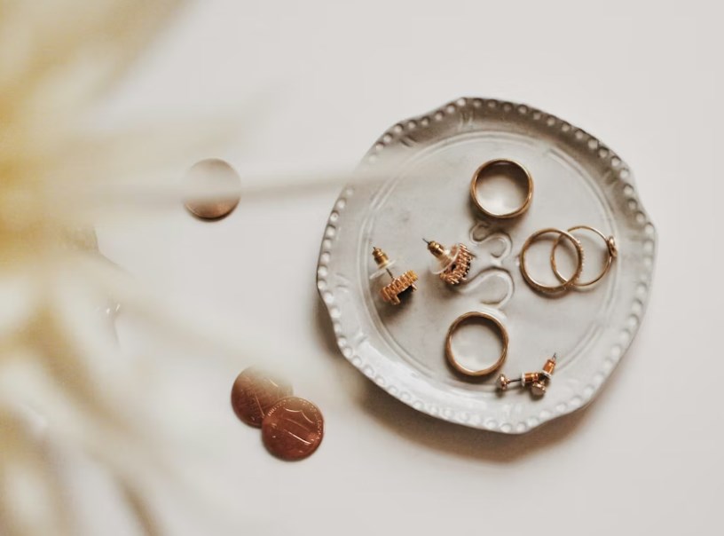 Zlato a stříbro prudce padají. Síla dolaru spustila masivní výprodej