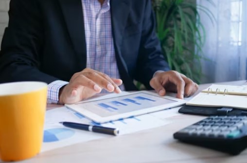 Meta dosáhla rekordního kvartálního zisku, cloudový byznys Microsoftu zpomaluje, Tesla zklamala a Fed nechává sazby beze změny