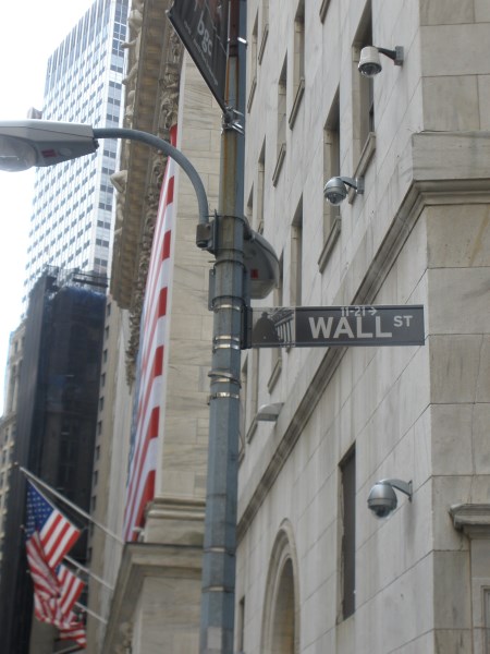 Americké trhy ztrácejí, ale díky včerejší obchodní přestávce je celkový pokles proti ostatním trhům poloviční