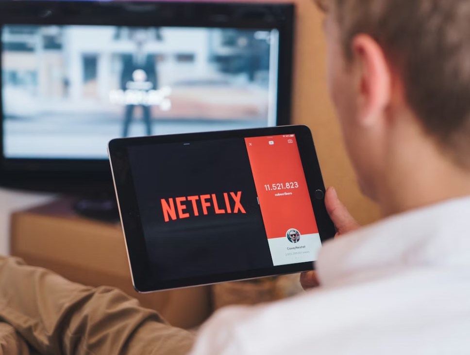 Netflix překonal očekávání, ale trh zklamal slabším výhledem a odchodem spoluzakladatele