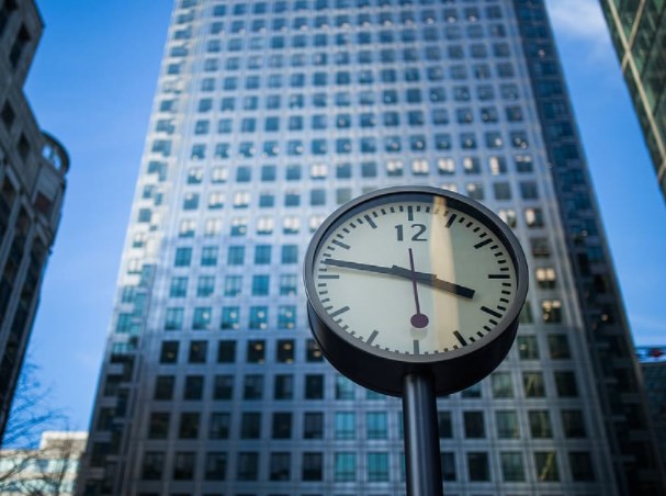 Menší strach z Fedu, pokrok v Kongresu. Evergrande dochází čas