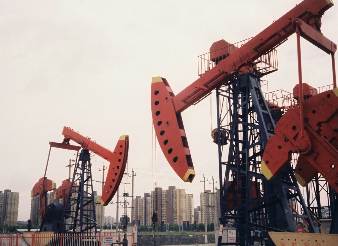 Rozbřesk: Zavírá ropný trh oči před realitou? Ropa za stovku je ještě levná