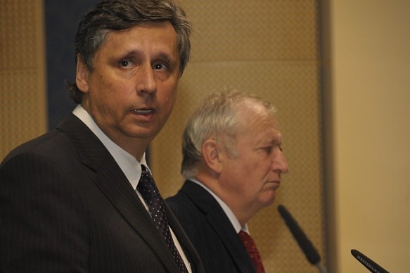 Fischer: Vláda rozhodla o vázání části výdajů kvůli udržení rozpočtového schodku