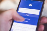 Akcie Facebooku klesají poté, co jej bojkotují velcí inzerenti