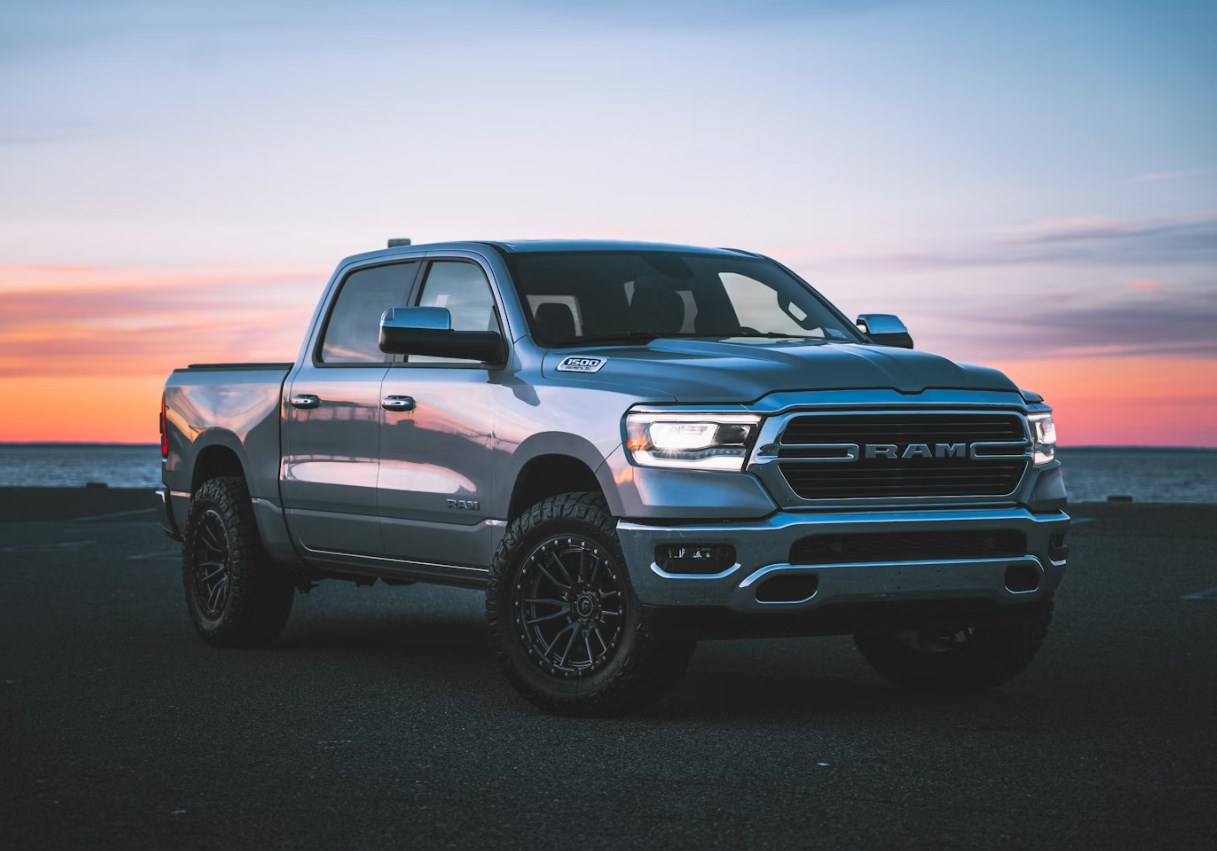 Stellantis couvá od elektromobility. Za restrukturalizaci zaplatí 22 mld. eur a nevyplatí dividendu. Akcie klesají o 22 procent