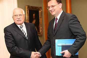 STEM: Důvěra vládě klesla na 17 procent, prezidentovi věří stále sedm lidí z deseti