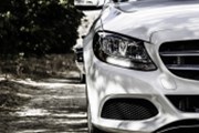 Mercedes-Benz zvýšil zisk o 83 procent, opět zlepšil prognózu a odchází z ruského trhu. Investory to moc neohromilo