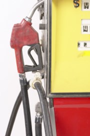 Ceny benzínu mohou klesnout i přes rekordně drahou ropu