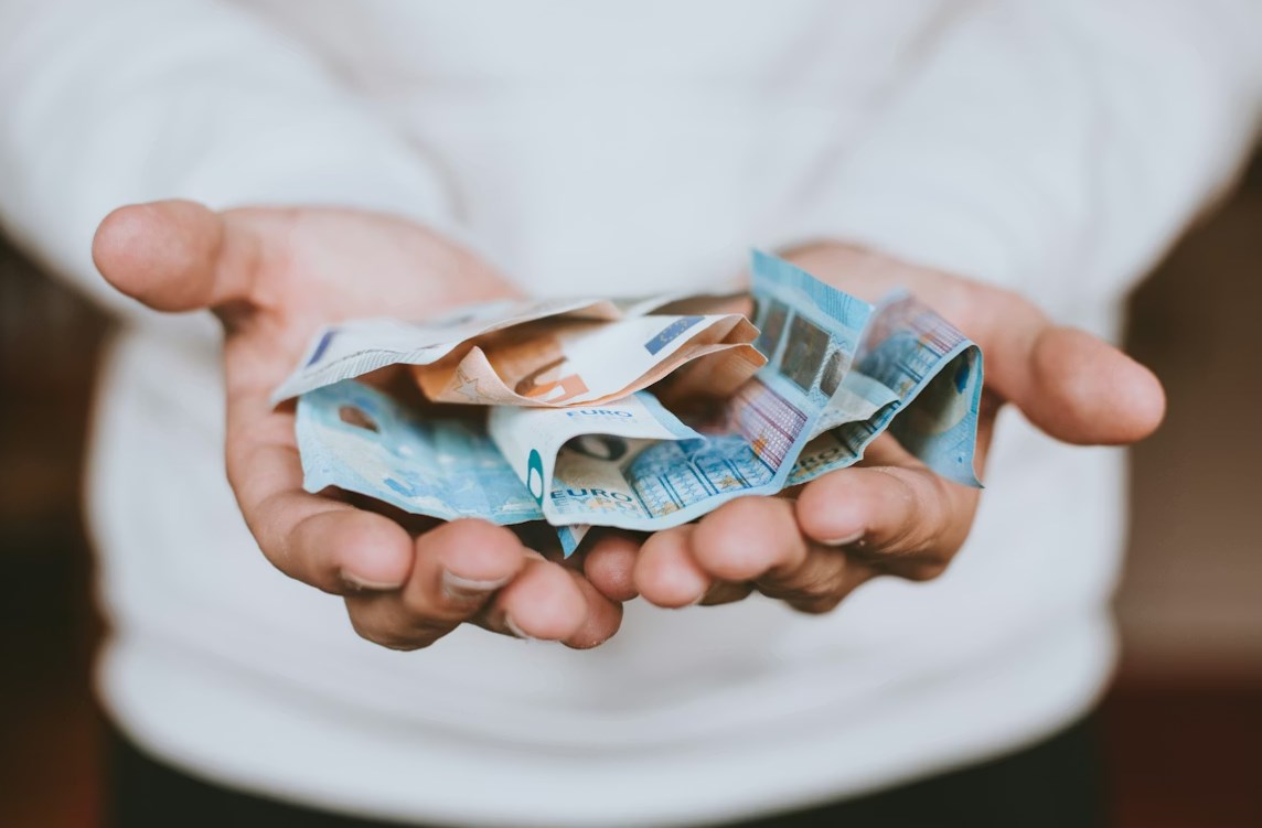 BYD předjel Teslu, SpaceX mění výšku tisíců satelitů a Bulharsko vítá euro