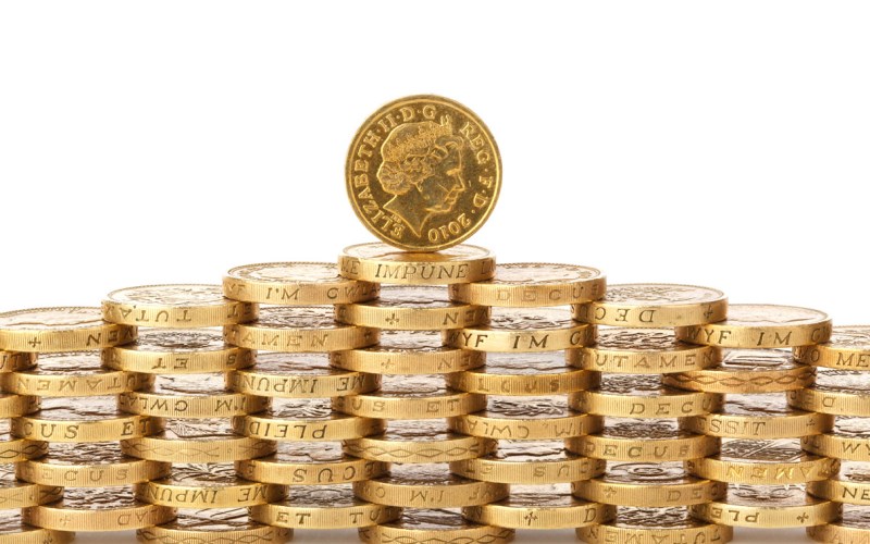 Libra se snaží vzdorovat volnému pádu. Akcie, dluhopisy a dolar před Fedem postrádají jasný směr