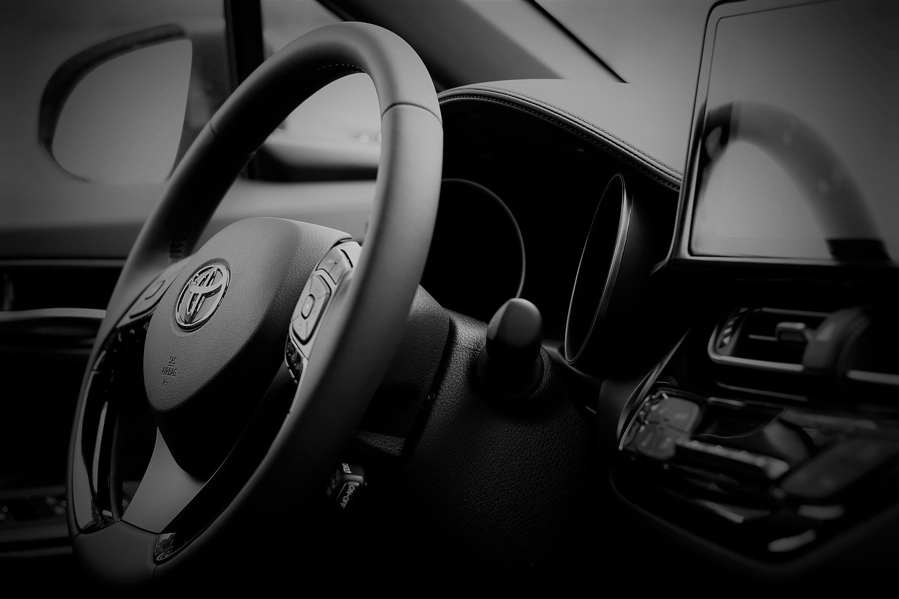 Tržby Toyoty byly loni rekordní, zisk ale kvůli americkým clům klesl o 19,2 pct.