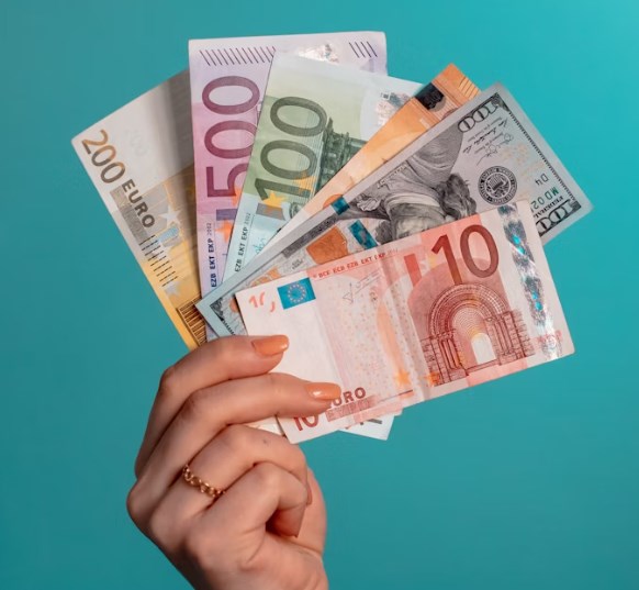 FX Strategie: Eurodolar čeká na politické rozuzlení, koruna na globální impulzy