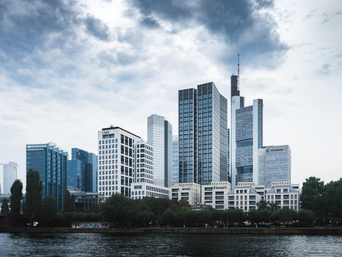 Evropské banky rostou už dvanáct čtvrtletí v řadě. Analytici čekají další zisky