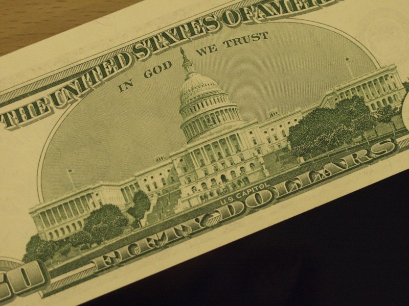 Dolar po devíti letech nad 24 korunami