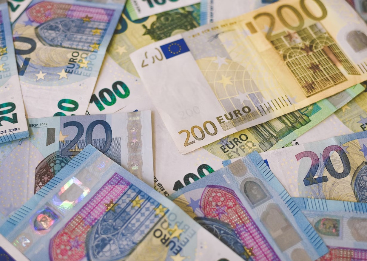 Euro začalo týden posílením nad 1,1000, akcie dál čekají na impuls